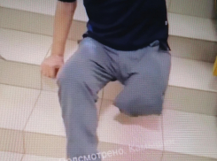 Жутковатое видео с ползущим по ступенькам безногим инвалидом в камышинской поликлинике №1 показали пользователи (ВИДЕО)