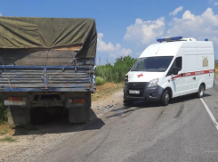 На дороге между Жирновском и Камышином большегруз налетел на «скорую»: молодая медсестра в больнице