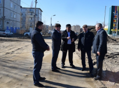 Глава Камышина Станислав Зинченко провел выездное совещание по благоустройству улицы Гоголя