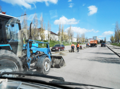 В Камышине колонна грузовиков и «оранжевых жилетов» вышла чистить прибордюрные залежи песка на дорогах перед праздниками