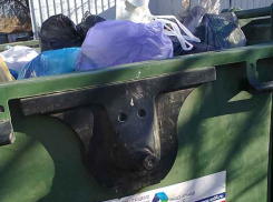 В Камышине напоминания об оплате услуги по вывозу бытовых отходов стали наклеивать на мусорные баки