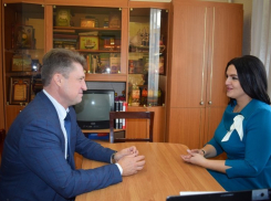 Ведущие камышинские стилисты отметили безупречный вкус в одежде и макияже депутата камышан в Госдуме Анны Кувычко