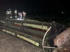 В Камышинском районе поезд снес комбайн