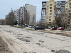 Камышане показывают латки, которые кладут на разбитые городские дороги между дождями