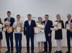 В Камышине школьникам - победителям конкурса «Лучший ученик года» вручили медведей: без политической подоплеки