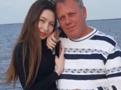 Сегодня задувает свечи на именинном торте директор мебельного магазина «21-й век»  Геннадий Новиков