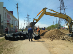 Камышинский «Водоканал» занялся укладкой новых канализационных труб в котловане у остановки «Партизанская»