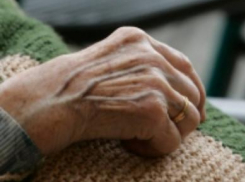 Шок: пьяная сиделка избила несчастную престарелую подопечную ногами до переломов ребер, а потом задушила