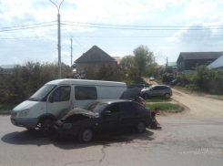 В Камышине в районе дамбы третьего городка столкнулись автомобили, двигающиеся в попутном направлении