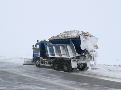Волгоградские дорожники обеспечивают проезд по трассам региона: в Камышинском районе ситуация из-за снегопада напряженная, но штатная