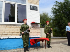 В селе Таловка Камышинского района отец снял покрывало с памятной доски в честь сына-героя