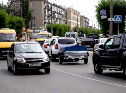 Губернатор Андрей Бочаров распорядился откомандировать авто из гаражей чиновников в больницы и поликлиники