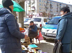 В Камышине рыбу и овощи продолжают продавать с земли на рынке у бывшей «Победы