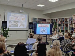 В Камышине специалисты Сбера в библиотеке учили пенсионеров платить за ЖКХ электронно