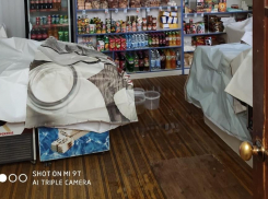 Появились подробности, как из-за незаконного отключения отопления в Камышине случился потоп в продуктовом магазине, и не только в нем