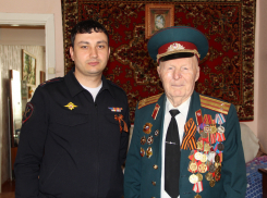 Начальник камышинской полиции Дмитрий Дегтярев приехал с благодарственным письмом и подарком в гости к ветерану накануне Дня Победы