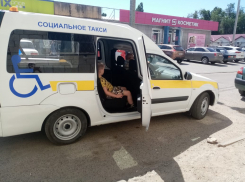 Камышин получил новый комфортный автомобиль для социального такси