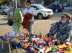 В Камышине у ДК «Текстильщик» горожане любуются фонтанами и искусством рукодельниц