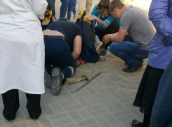 В Камышине на улице Ленина ребенок попал ногой в железную трубу в асфальте, потребовалась помощь спасателей