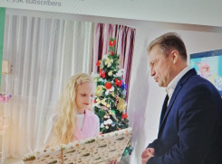 Глава Камышина Станислав Зинченко стал под елку и рассказал, что он подарил девочке Соне