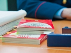 Судебного пристава вытолкнули за дверь - «толкатель» идет под суд
