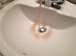 Через два часа после критической публикации «Блокнота Камышина» в пересохших кранах жителей частного сектора на 28-м квартале появилась ржавая вода