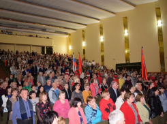 В зале ДК «Текстильщик» на праздничном собрании общественности камышане стоя спели «День Победы» 