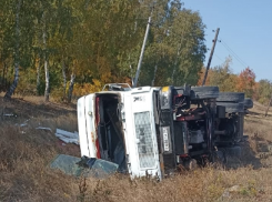 Под Камышином фура «удачно» легла на бок