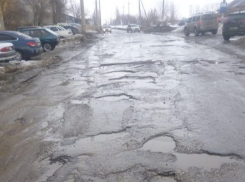 Камышане начали собирать в соцсетях фотоколлекции самых убитых городских дорог