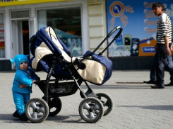 В Камышине в соцсетях бурю эмоций вызвала манера молодых горожанок бросать малышей с колясками на улице и уходить в магазин