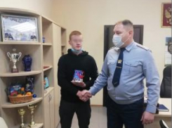 Бывший воспитанник Камышинской колонии получил из рук полковника внутренней службы справку об освобождении и... подарок