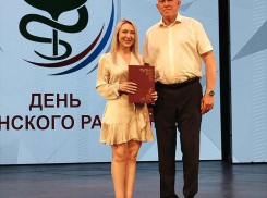 Нарядным медработникам спикер Камышинской городской думы Владимир Пономарев вручил гору грамот «имени себя»