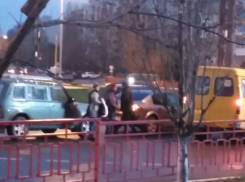 Утром в час пик в Камышине на Комсомольской площади одна легковушка неудачно «догнала» другую