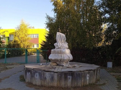 Мой внук недавно признался, что маленьким очень боялся фонтана- «мумии» на Каштановой аллее в Камышине, - камышанка