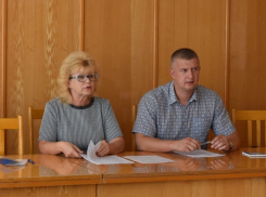 В Камышине родители детей-инвалидов имеют возможность задавать вопросы высокопоставленным чиновникам напрямую, но проблем после встреч не уменьшается