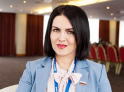 Поздравление депутата камышан в Госдуме Анны Кувычко опубликовала только камышинская районная газета «Уезд», городская «Диалог» воздержалась