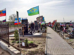 В Камышине мамы, сестры, братья, жены, отцы, дети погибших в СВО героев дружно вышли убрать воинский участок могил с российскими флагами