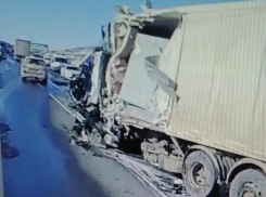 Из-за смертельного ДТП с фурами встало движение по московской трассе в Волгоградской области (ВИДЕО)