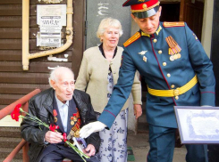 Военные и юнармейцы пришли сегодня, 7 мая, к дому героя Великой Отечественной Павла Алексеевича Андреева парадным маршем и с цветами