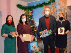 Спикер Камышинской городской думы Владимир Пономарев «поработал» Дедом Морозом и попозировал на камеры