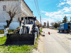 В Камышине начинается срочный  ремонт участка улицы Октябрьской у новой стелы