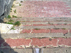 «Кто придумал бить на набережной в Камышине стаканы, тот должен на «закуску» к шампанскому привозить с собой веник!» - камышанка