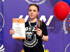 Дважды «бронзовый» жим на помосте российского чемпионата в уральской столице показала камышанка, силачка-красавица Юлия Иванова