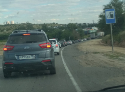 У Камышина водители стоят по полчаса из-за пробки в южном направлении