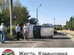 Камышане обсуждают в соцсетях перевернувшийся на подъезде к полиции автомобиль