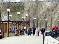 Камышане воспользовались теплой субботой и массово вышли гулять на набережную (ВИДЕО)