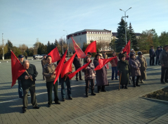 В Камышине по случаю годовщины Октябрьской революции коммунисты собрались на митинг