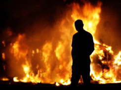 Под Камышином сын в обиде на родителей спалил их дом