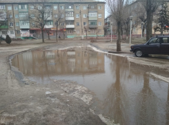 В читательскую  фотоколлекцию суперлуж Камышина попало грязное «озеро» за Дворцом бракосочетаний