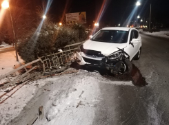 В Камышине в полночь иномарка врезалась в турникет у памятника Маресьеву